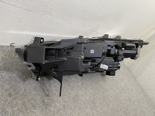 カローラ クロス ZSG10/ZVG11/ZVG15 純正 前期 右 ヘッドライト/ランプ LED レベライザー 刻印Z HASCO 16-177 81130-16810 トヨタ(152441)
