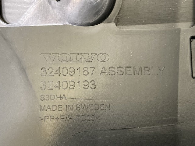 新品!XC40 XB系 純正 右 リア サイドパネル ドア モール/プロテクター 32409187 V32409187 素地 ボルボ(152456)