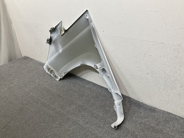 ノア NOAH 90系 MZRA90W/MZRA95W/ZWR90W/ZWR95W 純正 右 フロント フェンダー ホワイトパールクリスタルシャイン 070 トヨタ(152460)