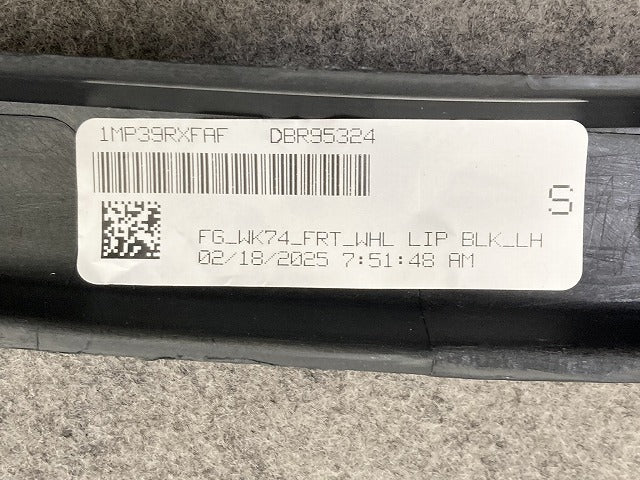 新品!ジープ/グランドチェロキー WK2 純正 左 フロント フェンダーアーチモール/オーバーフェンダー 1MP39TRMA 1MP39RXFAF 素地(152498)