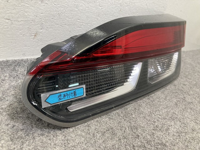 カローラ クロス ZSG10/ZVG11/ZVG15 純正 前期 右 フィニッシャーランプ/テールランプ LED 刻印HR HASCO 16-181 81581-16030(152586)