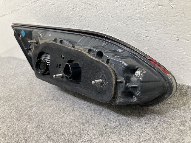 カローラ クロス ZSG10/ZVG11/ZVG15 純正 前期 右 フィニッシャーランプ/テールランプ LED 刻印HR HASCO 16-181 81581-16030(152586)