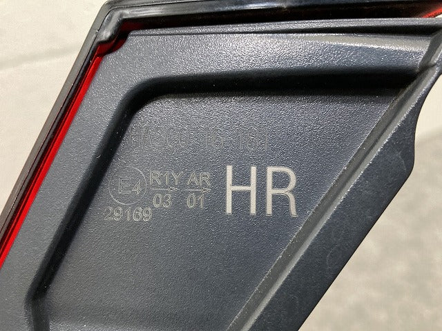 カローラ クロス ZSG10/ZVG11/ZVG15 純正 前期 右 フィニッシャーランプ/テールランプ LED 刻印HR HASCO 16-181 81581-16030(152586)
