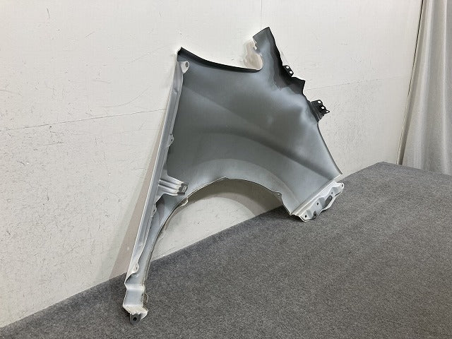 ノア NOAH Si 80系/ZRR80W/ZRR85W ハイブリッド/ZWR80W 純正 左 フロント フェンダー ホワイトパールクリスタルシャイン 070(152603)