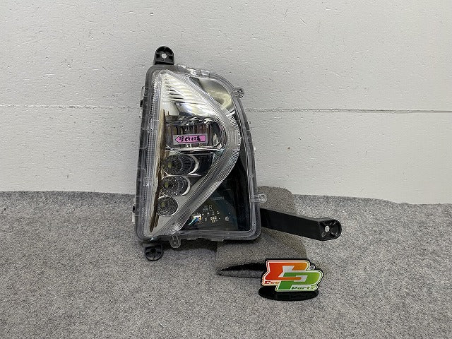 プリウス 50系/ZVW50/ZVW51/ZVW55 純正 前期 右 フォグランプ/フォグライト LED KOITO 47-83 トヨタ(152660)
