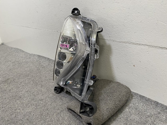 プリウス 50系/ZVW50/ZVW51/ZVW55 純正 前期 右 フォグランプ/フォグライト LED KOITO 47-83 トヨタ(152660)