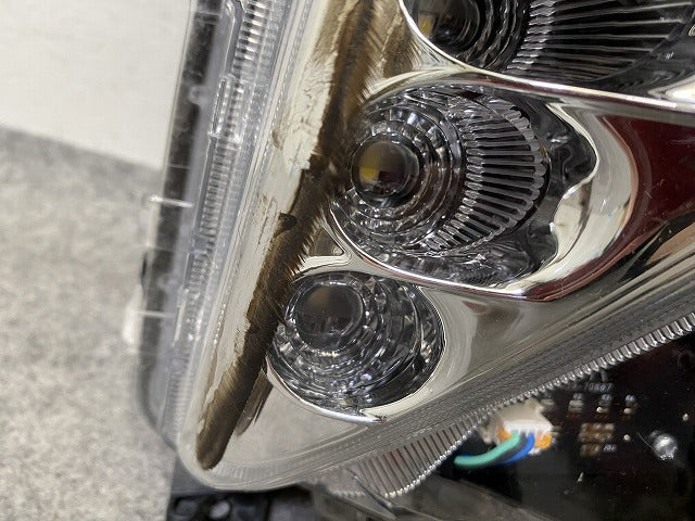 プリウス 50系/ZVW50/ZVW51/ZVW55 純正 前期 右 フォグランプ/フォグライト LED KOITO 47-83 トヨタ(152660)