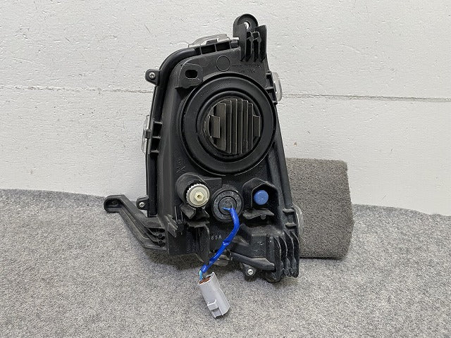 プリウス 50系/ZVW50/ZVW51/ZVW55 純正 前期 右 フォグランプ/フォグライト LED KOITO 47-83 トヨタ(152660)