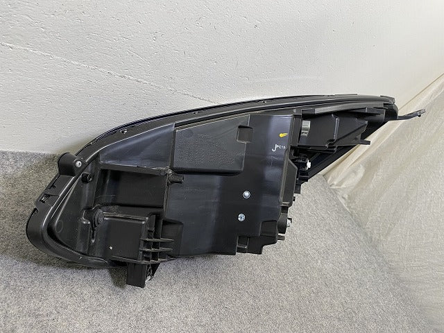フィット GR1/GR2/GR3/GR4 純正 右 ヘッドライト/ランプ LED レベライザー STANLEY W4395 33100-TZA-J23 ホンダ(152733)
