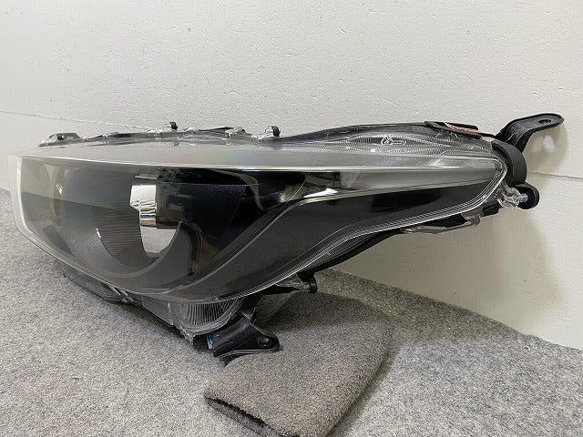 ヤリス KSP210/MXPA10/MXPA15/MXPH10/MXPH15 純正 左 ヘッドライト/ランプ ハロゲン レベライザー 刻印A5 KOITO K0-1 81170-K0010(152746)