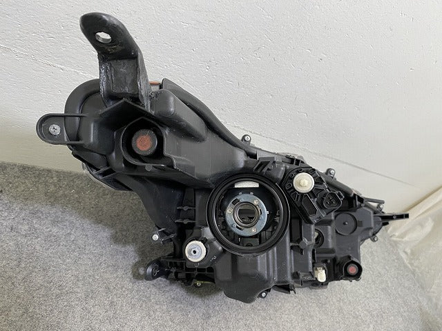 ヤリス KSP210/MXPA10/MXPA15/MXPH10/MXPH15 純正 左 ヘッドライト/ランプ ハロゲン レベライザー 刻印A5 KOITO K0-1 81170-K0010(152746)